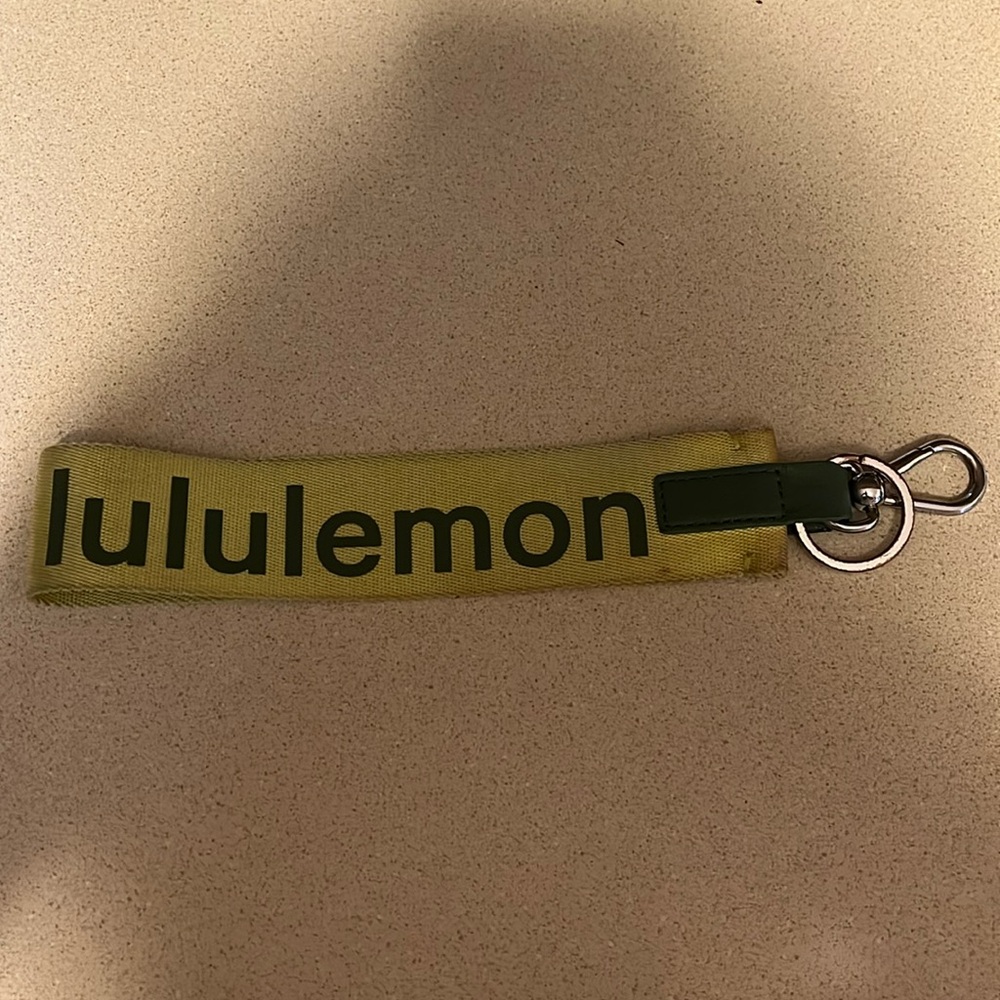lululemon 🍋 never lost keychain